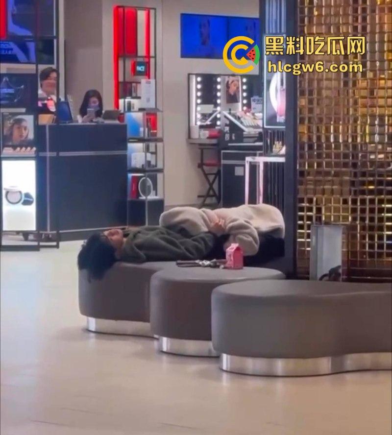 小情侣在商场专柜前刺激吃鸡口交 柜姐全程偷拍偷笑 笑的十分猥琐是也想被操了吗? 第4张 小情侣在商场专柜前刺激吃鸡口交 柜姐全程偷拍偷笑 笑的十分猥琐是也想被操了吗? 第4张