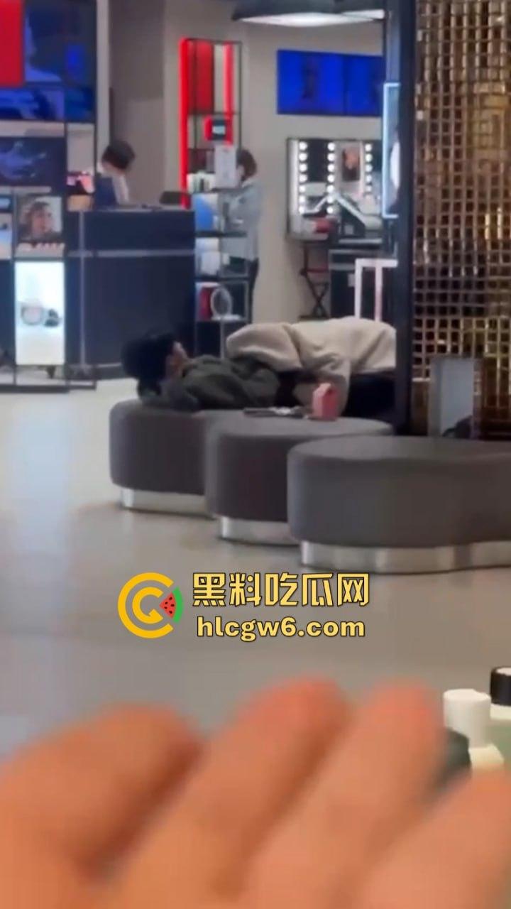 小情侣在商场专柜前刺激吃鸡口交 柜姐全程偷拍偷笑 笑的十分猥琐是也想被操了吗? 第5张 小情侣在商场专柜前刺激吃鸡口交 柜姐全程偷拍偷笑 笑的十分猥琐是也想被操了吗? 第5张