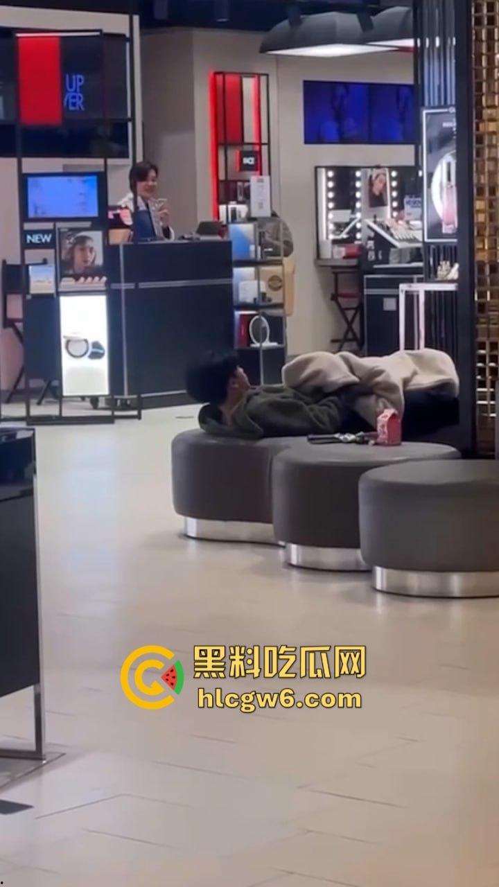 小情侣在商场专柜前刺激吃鸡口交 柜姐全程偷拍偷笑 笑的十分猥琐是也想被操了吗? 第6张 小情侣在商场专柜前刺激吃鸡口交 柜姐全程偷拍偷笑 笑的十分猥琐是也想被操了吗? 第6张