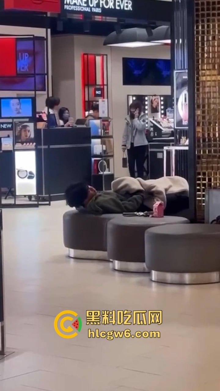 小情侣在商场专柜前刺激吃鸡口交 柜姐全程偷拍偷笑 笑的十分猥琐是也想被操了吗? 第7张 小情侣在商场专柜前刺激吃鸡口交 柜姐全程偷拍偷笑 笑的十分猥琐是也想被操了吗? 第7张