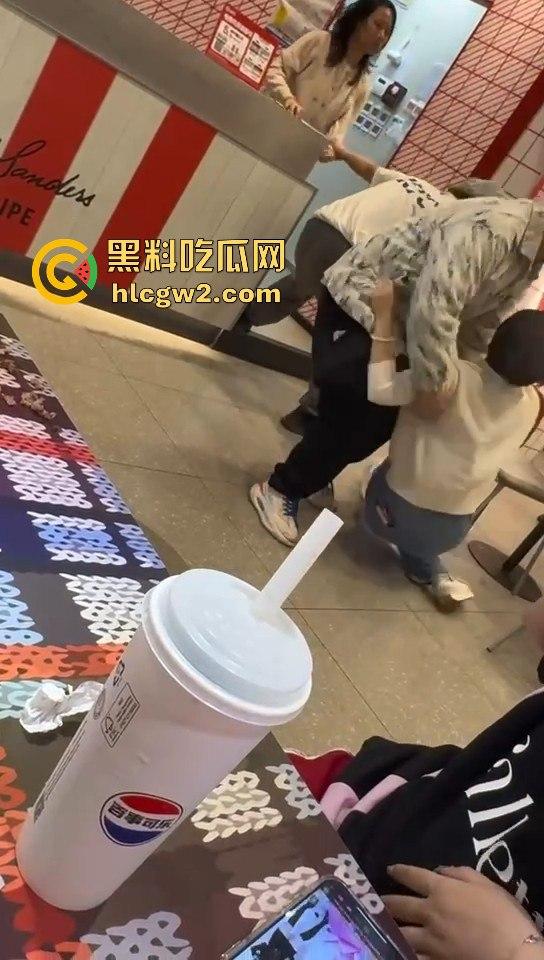 巾帼不让须眉!疯狂星期四吃个炸鸡,竟目睹两女打架,过肩摔动作猛得像摔跤比赛,V50还能免费看节目? 第3张 巾帼不让须眉!疯狂星期四吃个炸鸡,竟目睹两女打架,过肩摔动作猛得像摔跤比赛,V50还能免费看节目? 第3张