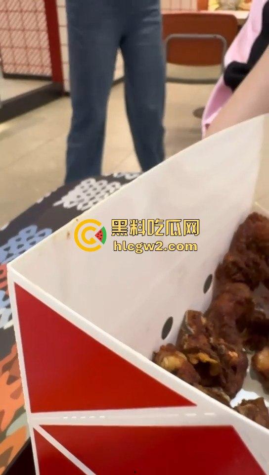 巾帼不让须眉!疯狂星期四吃个炸鸡,竟目睹两女打架,过肩摔动作猛得像摔跤比赛,V50还能免费看节目? 第4张 巾帼不让须眉!疯狂星期四吃个炸鸡,竟目睹两女打架,过肩摔动作猛得像摔跤比赛,V50还能免费看节目? 第4张