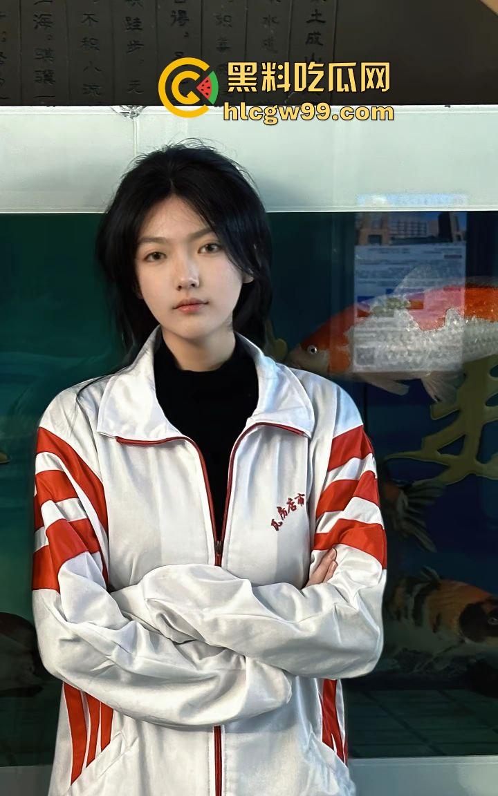 瓦房店高级中学反差小母狗【晨佳】青春年华爱上美味大鸡巴，淫荡吸蛋舔屌口爆内射！独家曝光！  第1张