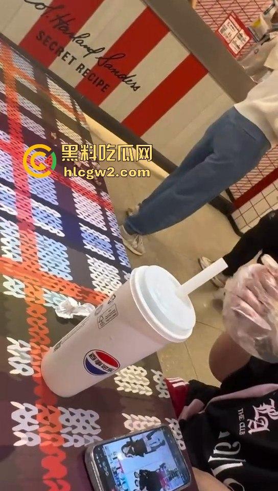 巾帼不让须眉!疯狂星期四吃个炸鸡,竟目睹两女打架,过肩摔动作猛得像摔跤比赛,V50还能免费看节目? 第6张 巾帼不让须眉!疯狂星期四吃个炸鸡,竟目睹两女打架,过肩摔动作猛得像摔跤比赛,V50还能免费看节目? 第6张