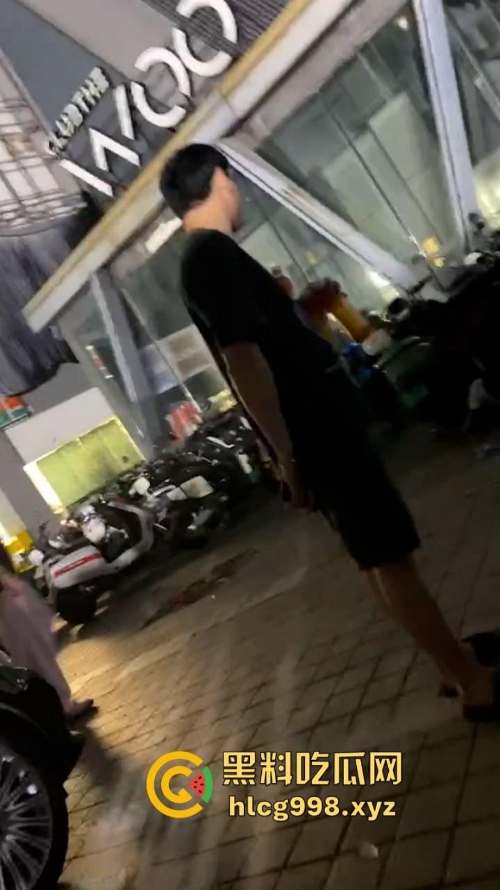 海南订台小哥侯小黑当街被杀视频曝光 平台账号被销 消息封锁 这是得罪啥人了么? 第2张 海南订台小哥侯小黑当街被杀视频曝光 平台账号被销 消息封锁 这是得罪啥人了么? 第2张