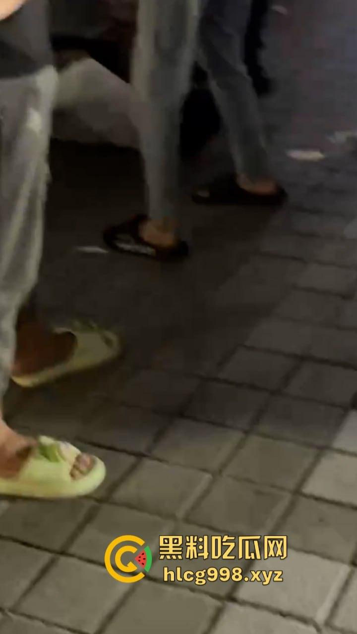 海南订台小哥侯小黑当街被杀视频曝光 平台账号被销 消息封锁 这是得罪啥人了么? 第3张 海南订台小哥侯小黑当街被杀视频曝光 平台账号被销 消息封锁 这是得罪啥人了么? 第3张