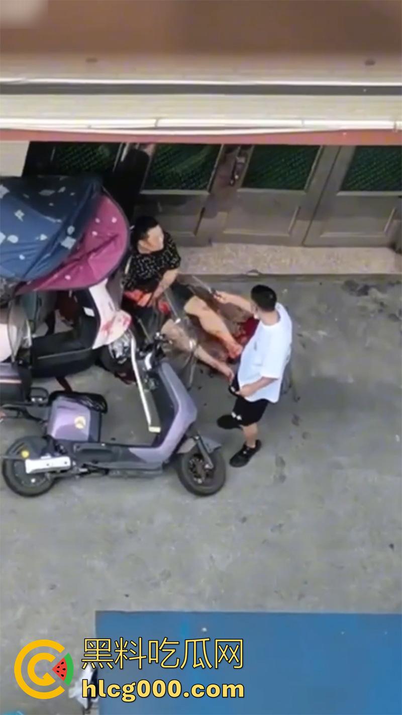 这下彻底老实了！骚逼妻子偷情被丈夫抓现行，愤怒持刀狂砍情人，脖子腰部各中一刀，血腥场面曝光！  第2张