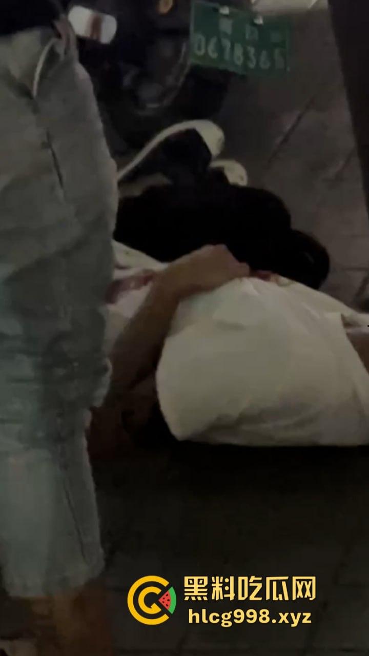 海南订台小哥侯小黑当街被杀视频曝光 平台账号被销 消息封锁 这是得罪啥人了么? 第5张 海南订台小哥侯小黑当街被杀视频曝光 平台账号被销 消息封锁 这是得罪啥人了么? 第5张