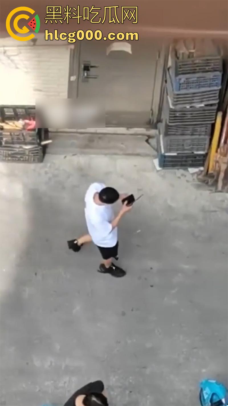 这下彻底老实了！骚逼妻子偷情被丈夫抓现行，愤怒持刀狂砍情人，脖子腰部各中一刀，血腥场面曝光！  第3张