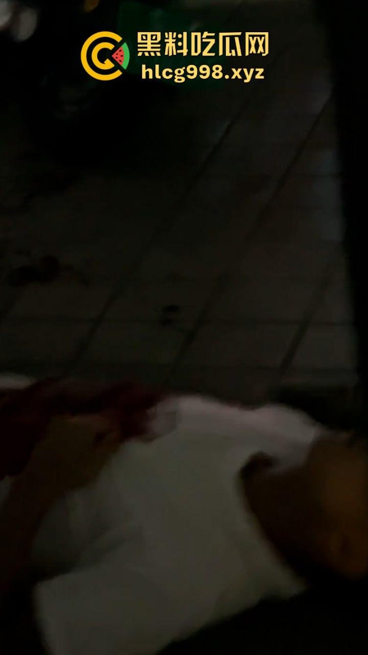 海南订台小哥侯小黑当街被杀视频曝光 平台账号被销 消息封锁 这是得罪啥人了么? 第6张 海南订台小哥侯小黑当街被杀视频曝光 平台账号被销 消息封锁 这是得罪啥人了么? 第6张