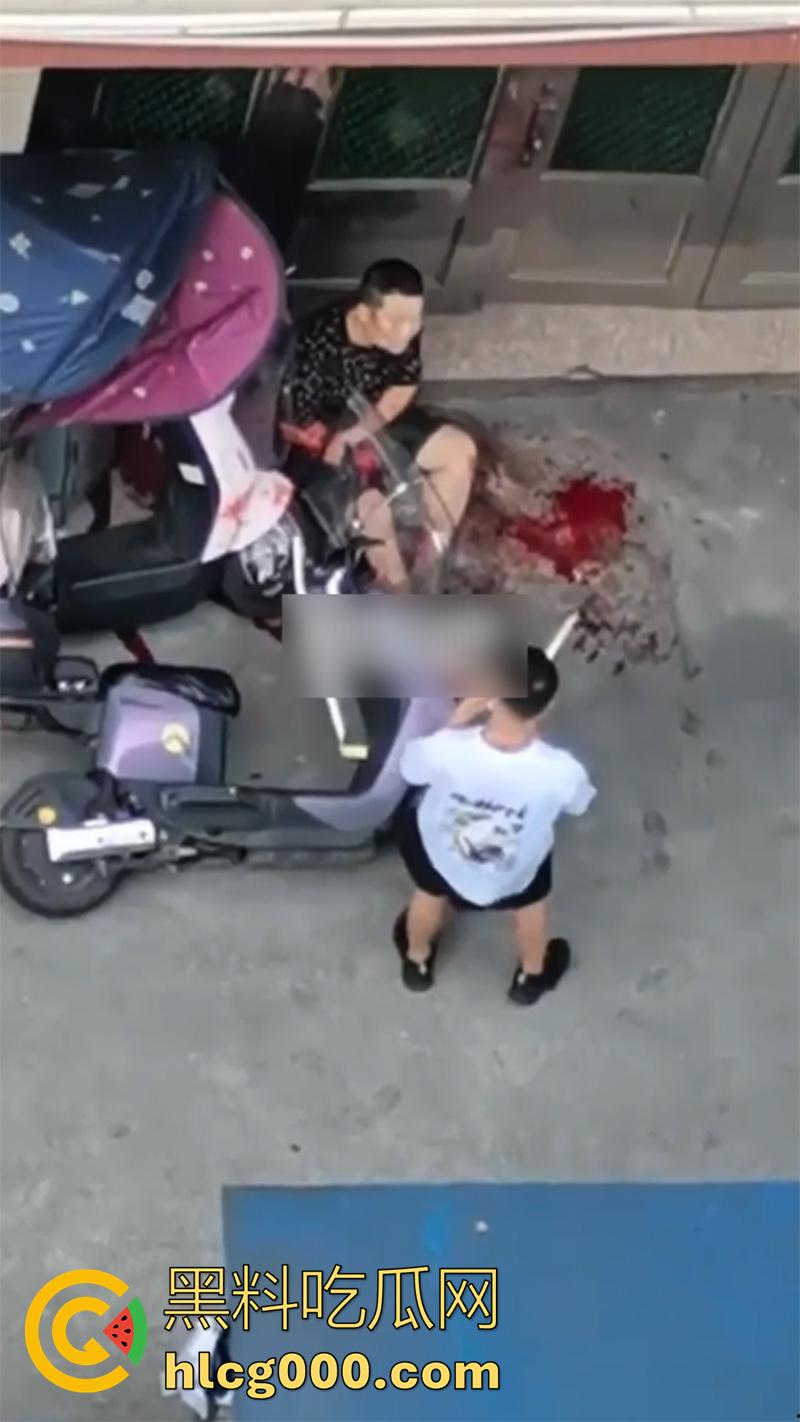 这下彻底老实了！骚逼妻子偷情被丈夫抓现行，愤怒持刀狂砍情人，脖子腰部各中一刀，血腥场面曝光！  第4张