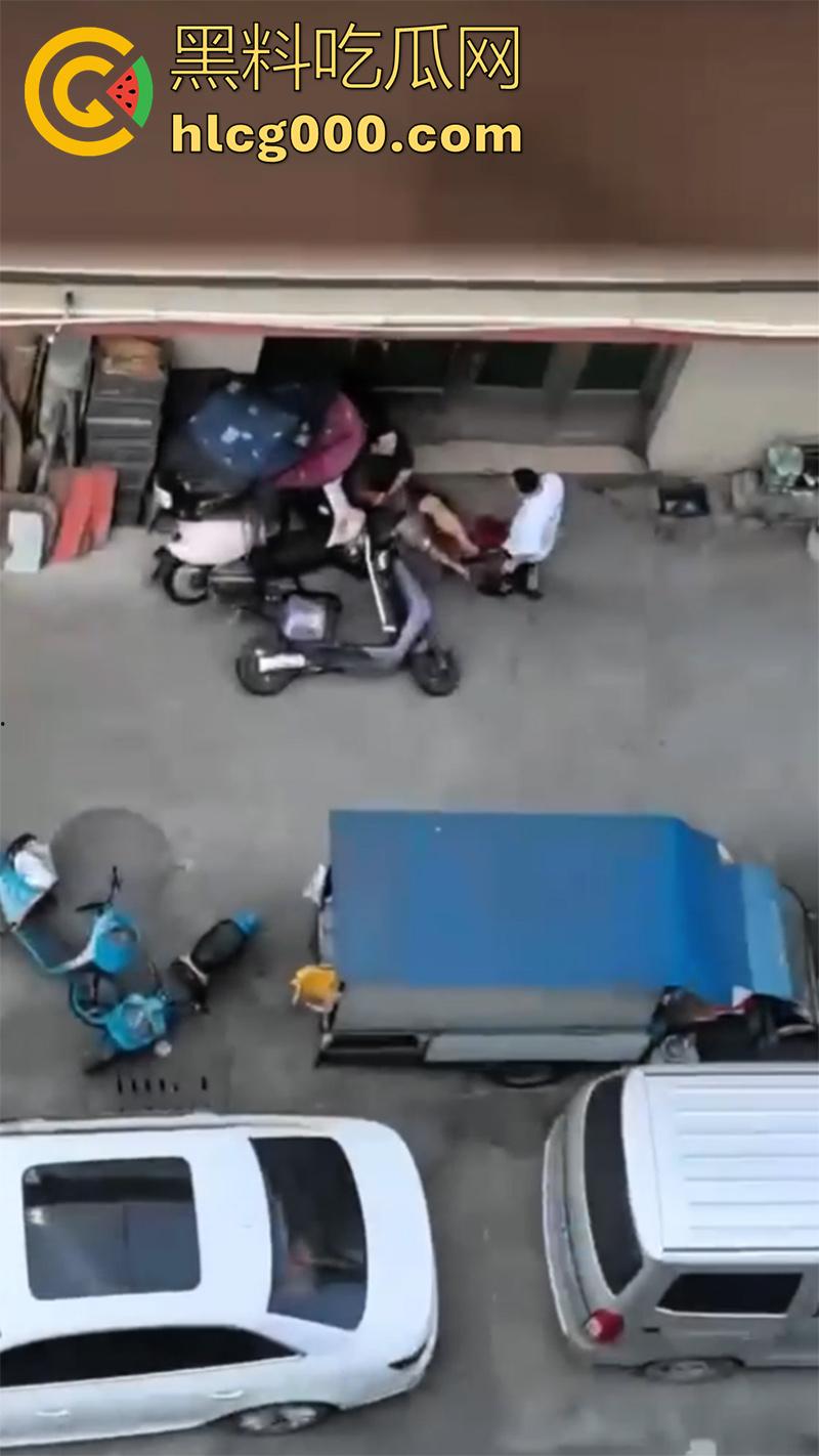 这下彻底老实了！骚逼妻子偷情被丈夫抓现行，愤怒持刀狂砍情人，脖子腰部各中一刀，血腥场面曝光！  第5张