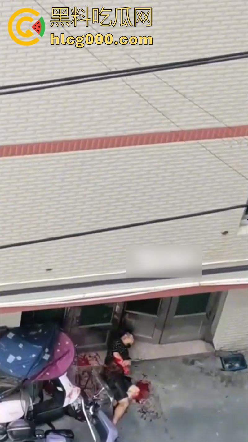 这下彻底老实了！骚逼妻子偷情被丈夫抓现行，愤怒持刀狂砍情人，脖子腰部各中一刀，血腥场面曝光！  第6张