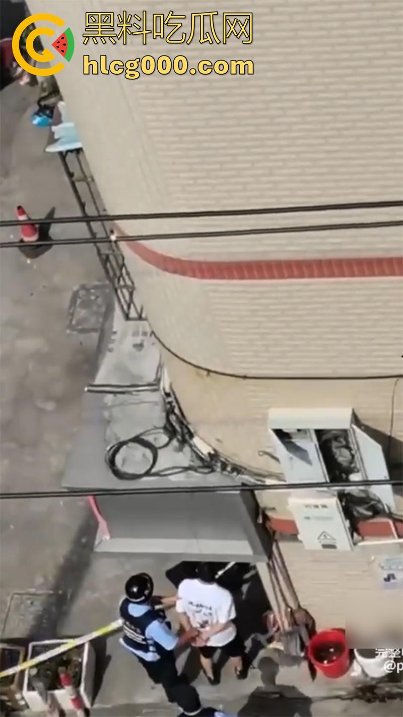 这下彻底老实了！骚逼妻子偷情被丈夫抓现行，愤怒持刀狂砍情人，脖子腰部各中一刀，血腥场面曝光！  第7张