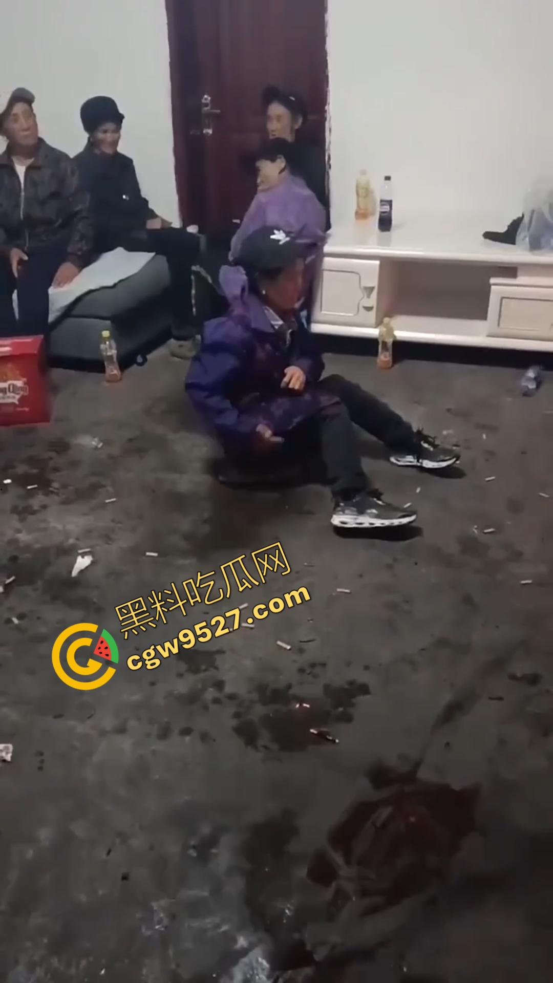 乡村驱邪术！大妈现场驱邪惊魂，法师施法令众人瞠目，大妈惨遭玩坏，众人瞠目结舌  第2张