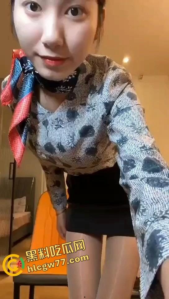 咸阳高颜值实习乘务员『王明倪』黑丝白丝全定制，阴唇发黑骚得宿舍里蝴蝶逼抠到喷水！  第2张