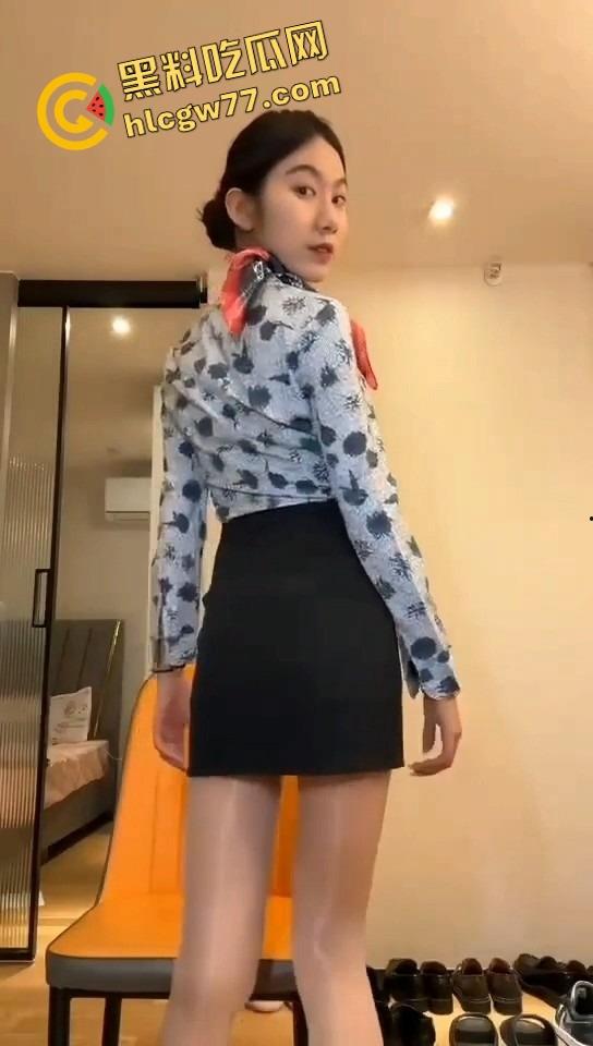 咸阳高颜值实习乘务员『王明倪』黑丝白丝全定制，阴唇发黑骚得宿舍里蝴蝶逼抠到喷水！  第4张