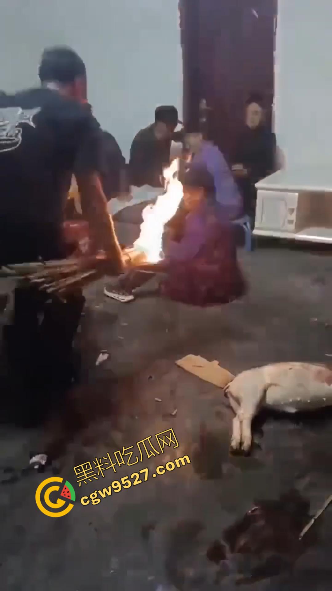 乡村驱邪术！大妈现场驱邪惊魂，法师施法令众人瞠目，大妈惨遭玩坏，众人瞠目结舌  第11张