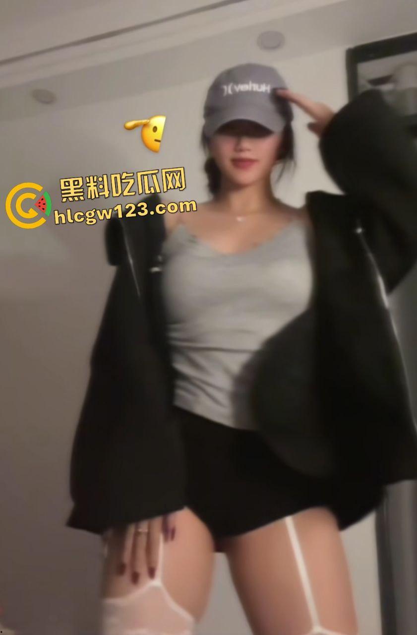 抖音【牙牙辣酱】丰满肥臀骚女被粗暴后入！对着镜子拍肥臀太入感了！  第3张