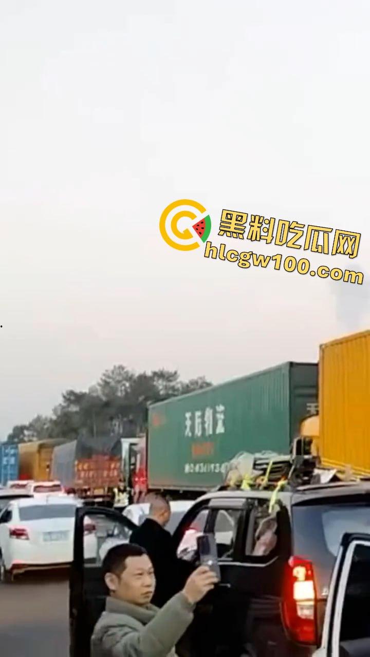 揪心!沪昆高速惊现超级追尾,几十辆车 “叠罗汉”,多辆货车车头被挤压成铁饼 第2张 揪心!沪昆高速惊现超级追尾,几十辆车 “叠罗汉”,多辆货车车头被挤压成铁饼 第2张