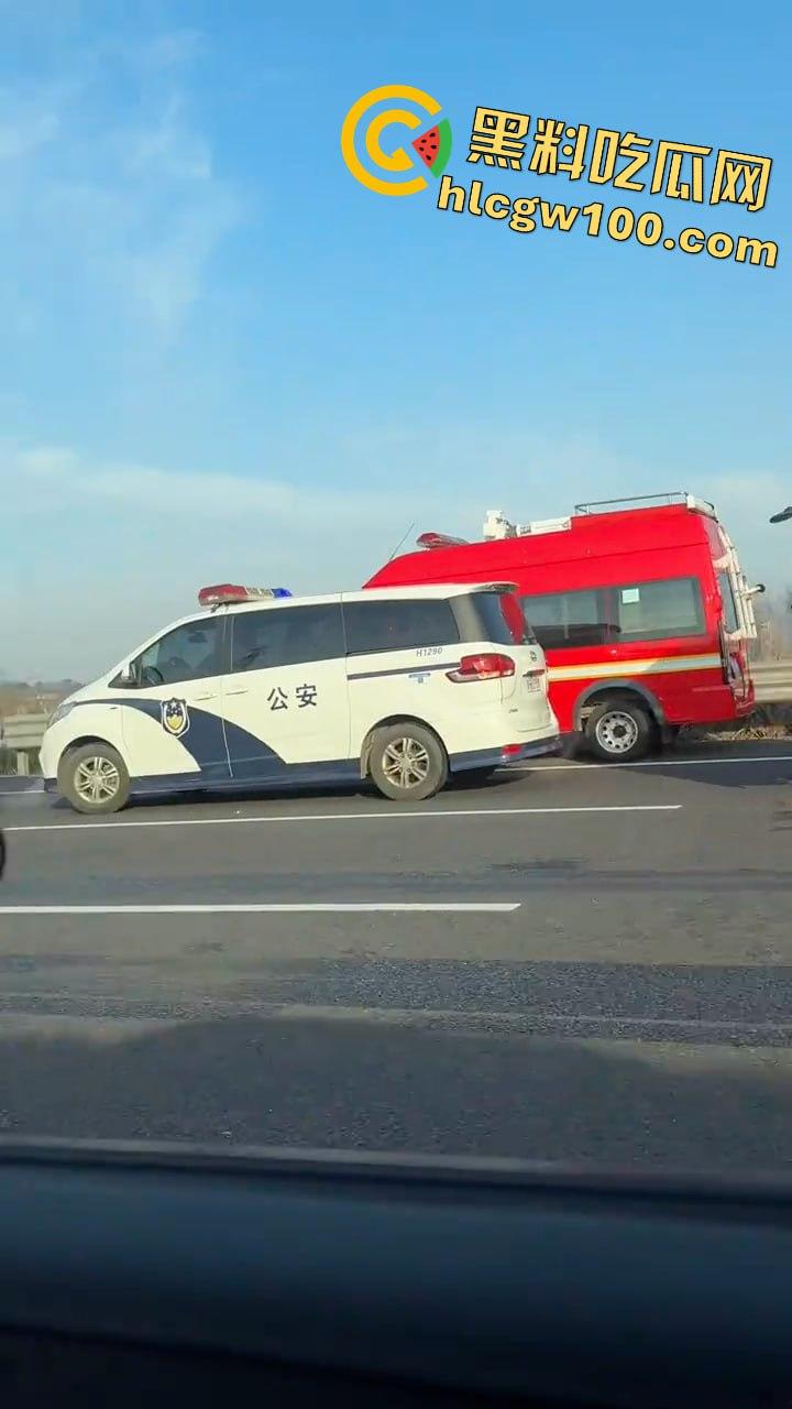 揪心!沪昆高速惊现超级追尾,几十辆车 “叠罗汉”,多辆货车车头被挤压成铁饼 第3张 揪心!沪昆高速惊现超级追尾,几十辆车 “叠罗汉”,多辆货车车头被挤压成铁饼 第3张