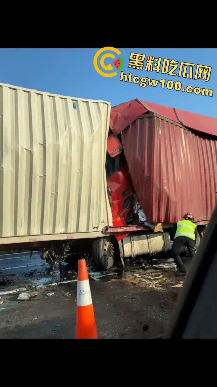 揪心!沪昆高速惊现超级追尾,几十辆车 “叠罗汉”,多辆货车车头被挤压成铁饼 第4张 揪心!沪昆高速惊现超级追尾,几十辆车 “叠罗汉”,多辆货车车头被挤压成铁饼 第4张