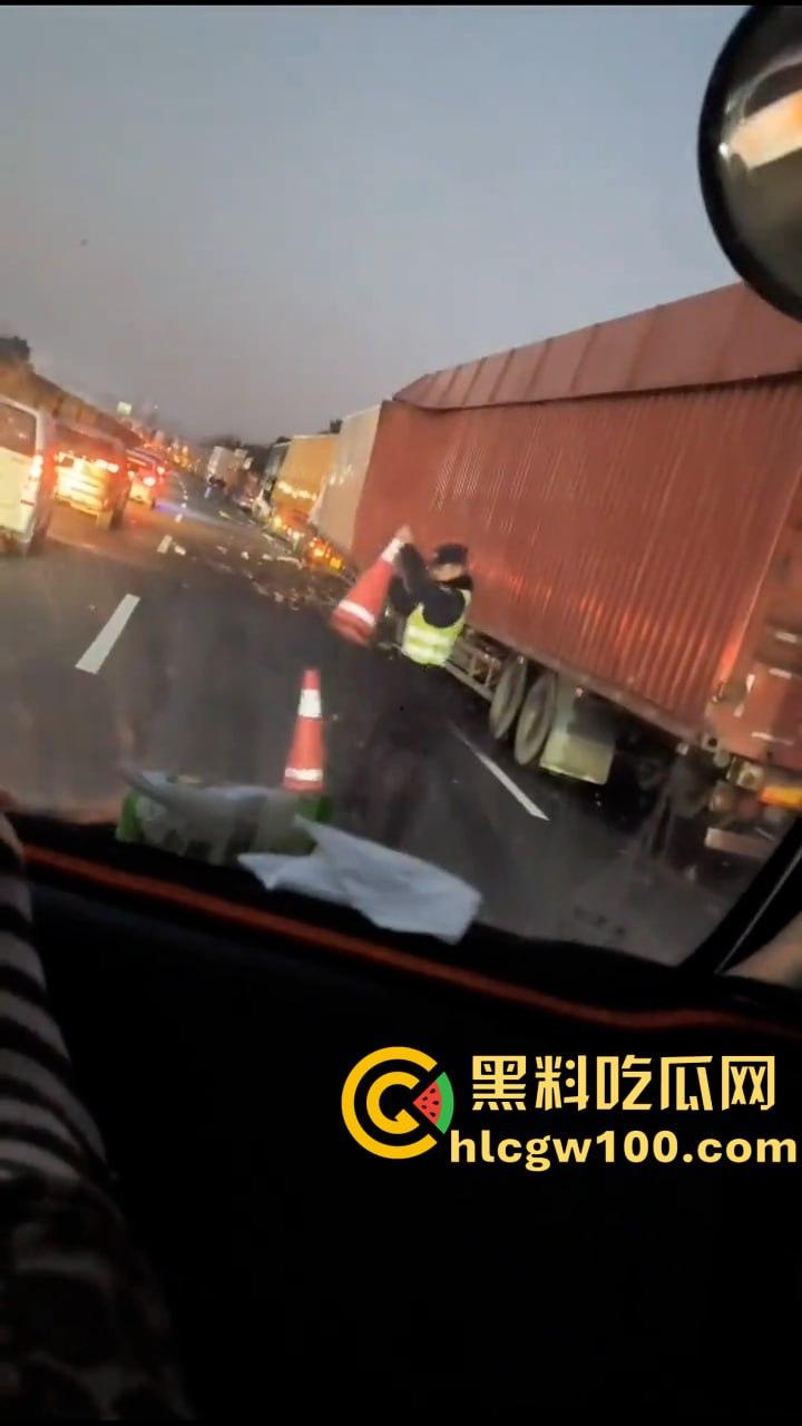 揪心!沪昆高速惊现超级追尾,几十辆车 “叠罗汉”,多辆货车车头被挤压成铁饼 第5张 揪心!沪昆高速惊现超级追尾,几十辆车 “叠罗汉”,多辆货车车头被挤压成铁饼 第5张