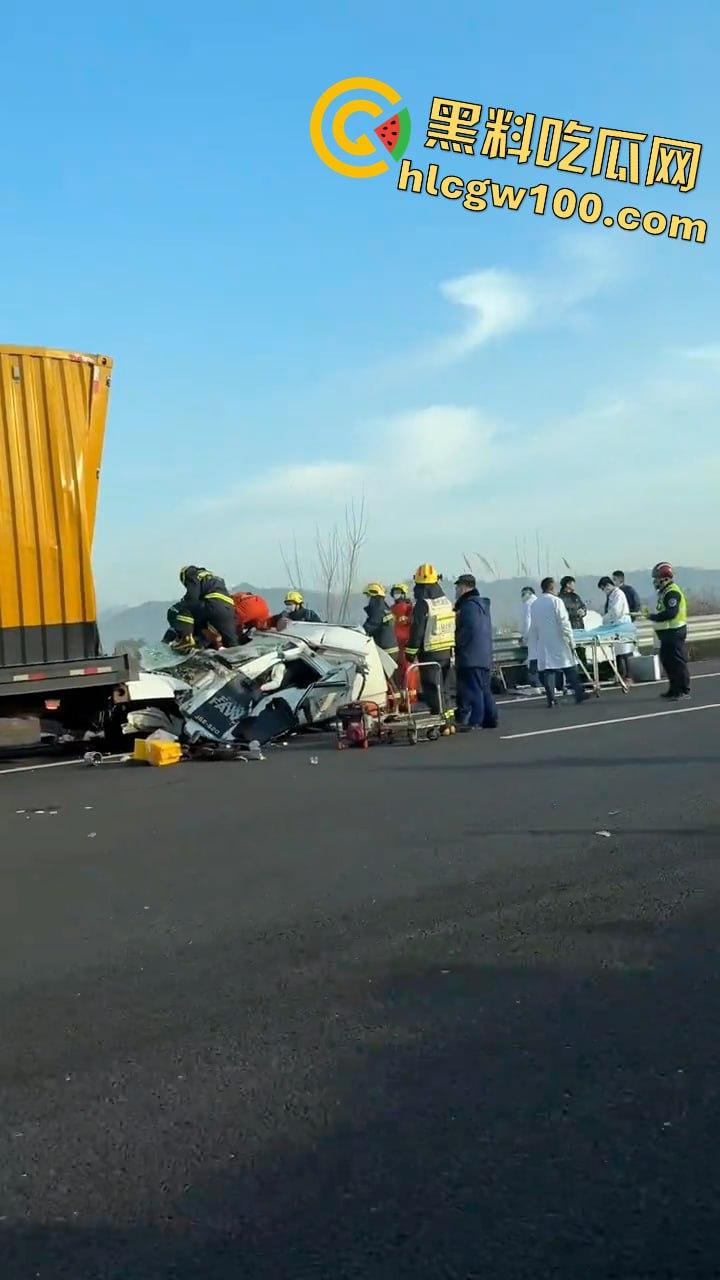 揪心!沪昆高速惊现超级追尾,几十辆车 “叠罗汉”,多辆货车车头被挤压成铁饼 第6张 揪心!沪昆高速惊现超级追尾,几十辆车 “叠罗汉”,多辆货车车头被挤压成铁饼 第6张