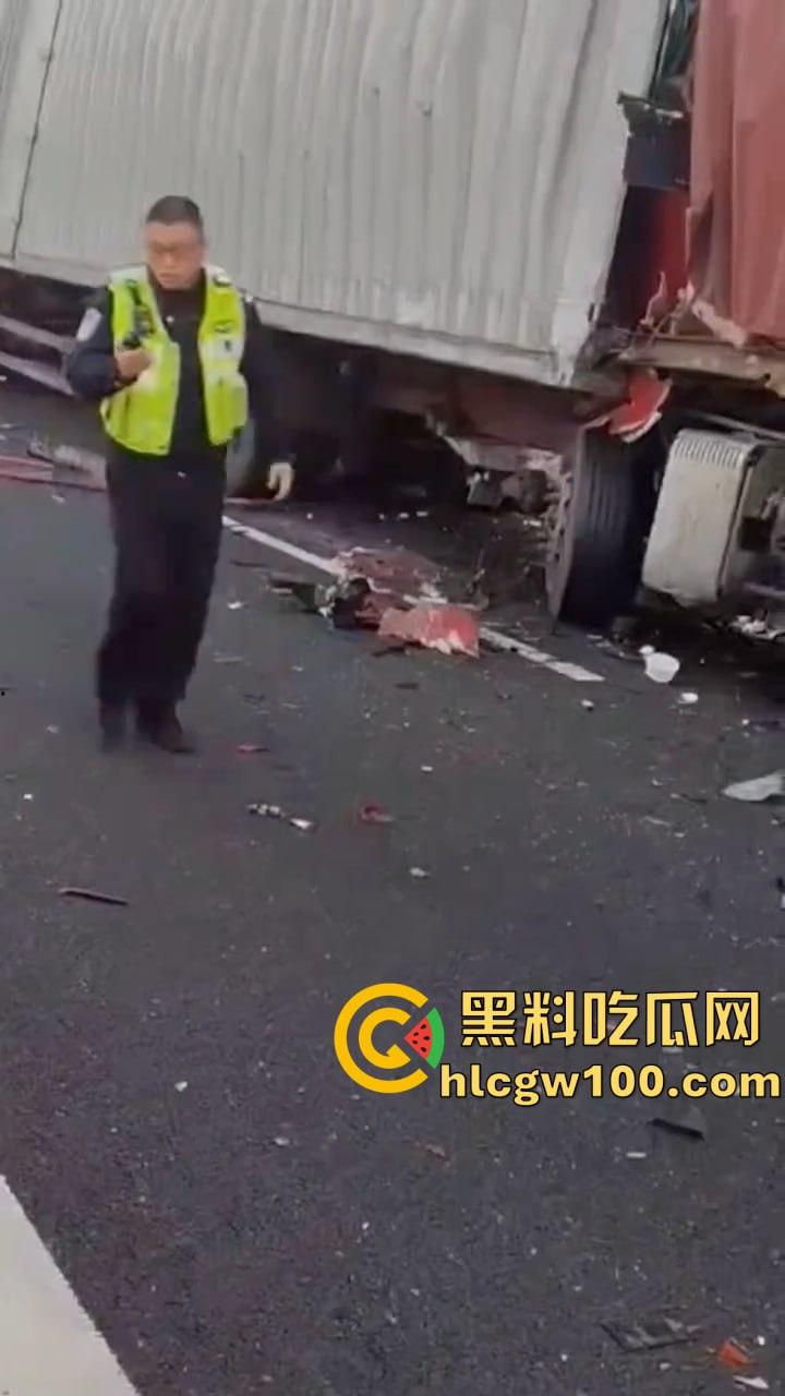 揪心!沪昆高速惊现超级追尾,几十辆车 “叠罗汉”,多辆货车车头被挤压成铁饼 第7张 揪心!沪昆高速惊现超级追尾,几十辆车 “叠罗汉”,多辆货车车头被挤压成铁饼 第7张