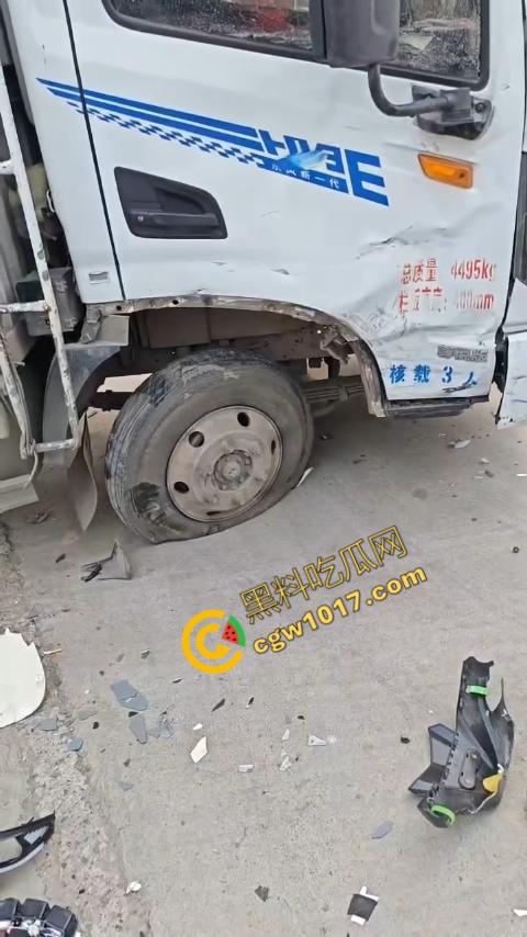 广西南宁车祸现场:鬼火少年私自改装9号电动车,速度太快操作不当直撞大货车,血溅当场! 第1张 广西南宁车祸现场:鬼火少年私自改装9号电动车,速度太快操作不当直撞大货车,血溅当场! 第1张