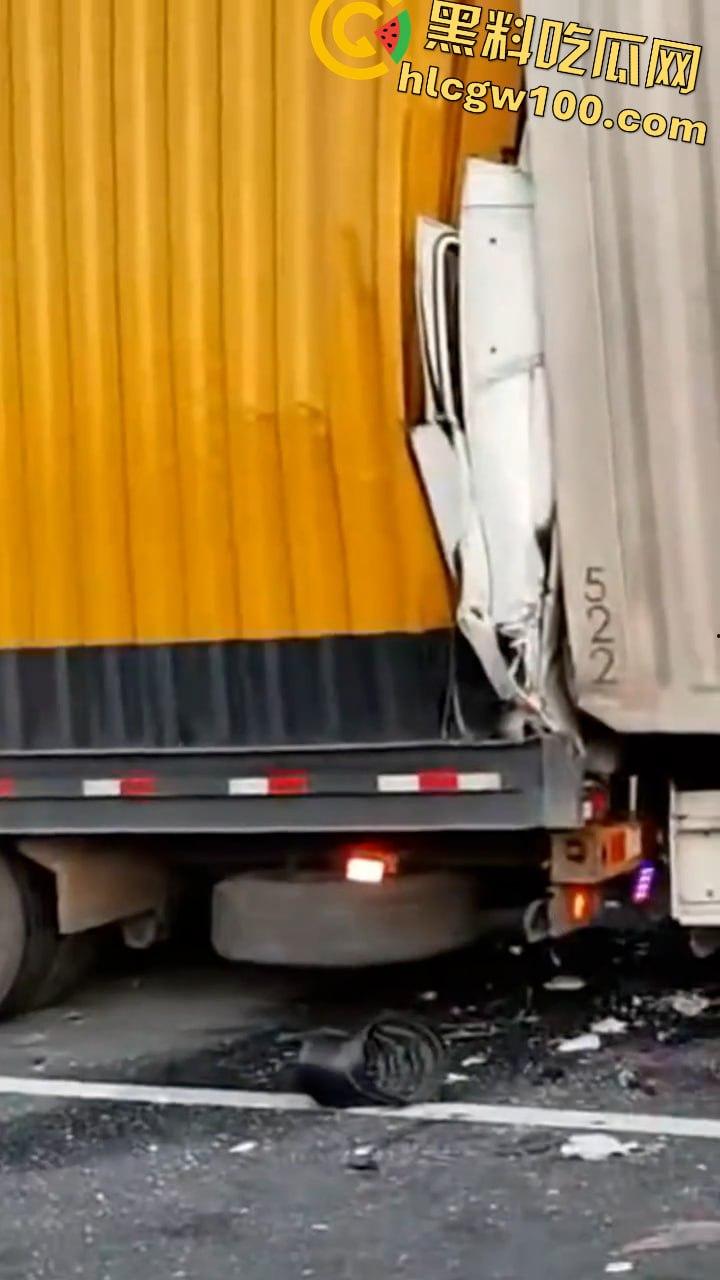 揪心!沪昆高速惊现超级追尾,几十辆车 “叠罗汉”,多辆货车车头被挤压成铁饼 第8张 揪心!沪昆高速惊现超级追尾,几十辆车 “叠罗汉”,多辆货车车头被挤压成铁饼 第8张