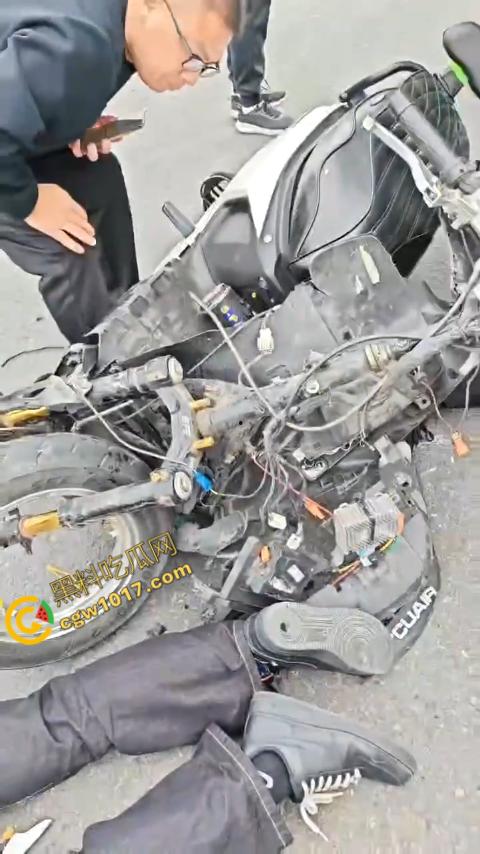 广西南宁车祸现场:鬼火少年私自改装9号电动车,速度太快操作不当直撞大货车,血溅当场! 第7张 广西南宁车祸现场:鬼火少年私自改装9号电动车,速度太快操作不当直撞大货车,血溅当场! 第7张