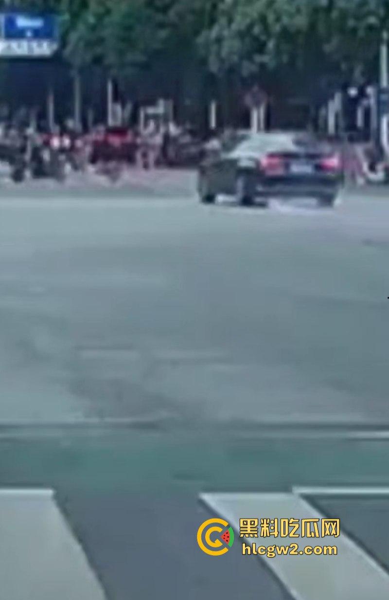 想死拉个垫背的? 广东佛山禅城一男子驾车无视红灯撞死路人 现场碾人视频流出 第6张 想死拉个垫背的? 广东佛山禅城一男子驾车无视红灯撞死路人 现场碾人视频流出 第6张