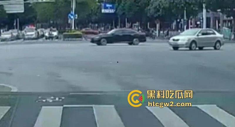 想死拉个垫背的? 广东佛山禅城一男子驾车无视红灯撞死路人 现场碾人视频流出 第7张 想死拉个垫背的? 广东佛山禅城一男子驾车无视红灯撞死路人 现场碾人视频流出 第7张