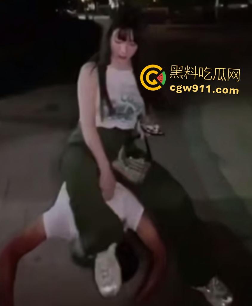 夜晚公园女王骑脸调教男狗，黑丝酸臭脚丫塞嘴狂舔，跪爬当坐骑虐待，这狗男人被调教得真好！  第2张
