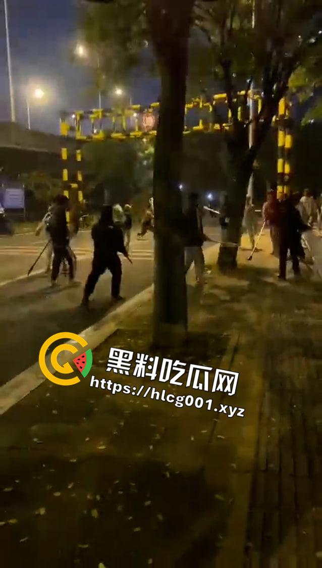 重庆精神小伙群殴现场堪比电影 刀枪棍棒样样精通 下手没一点轻重 头都打爆了  第4张