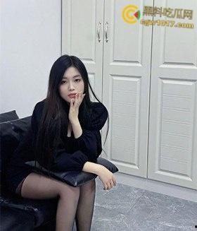 宁夏银川长腿美女【郝丹】，身材火辣性感，白丝美腿女仆制服，沙发无套轻操慢插嫩穴，全程娇喘连连 ！  第4张