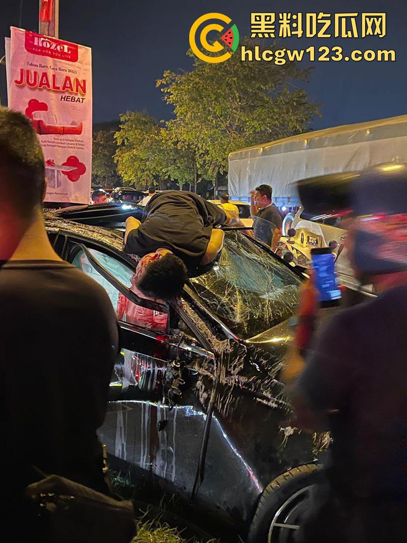 马来西亚血腥车祸现场,华裔驾车相撞导致2死4伤,现场血肉模糊胆小者勿入,现场画面流出! 第1张 马来西亚血腥车祸现场,华裔驾车相撞导致2死4伤,现场血肉模糊胆小者勿入,现场画面流出! 第1张
