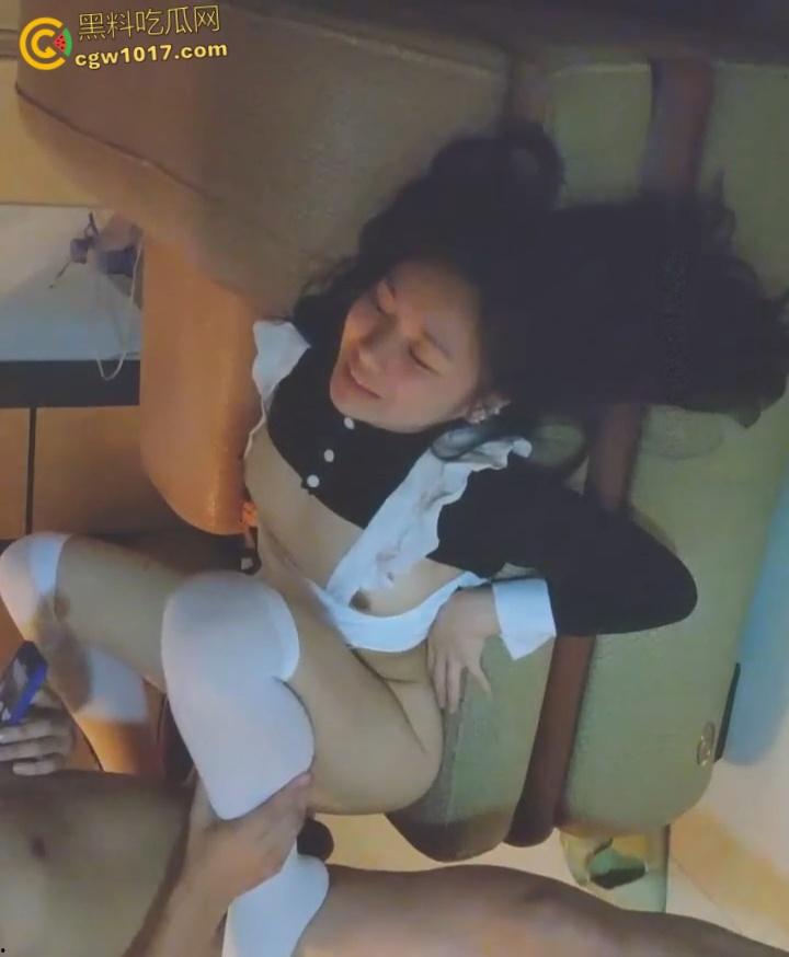 宁夏银川长腿美女【郝丹】，身材火辣性感，白丝美腿女仆制服，沙发无套轻操慢插嫩穴，全程娇喘连连 ！  第8张