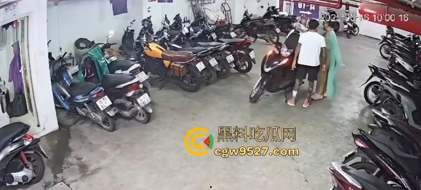 越南停车场一纹身男挑衅一女生，没想到的是女生是练MMA，纹身男被暴揍倒地不起，这哥们可真是踢到钢板了！  第1张