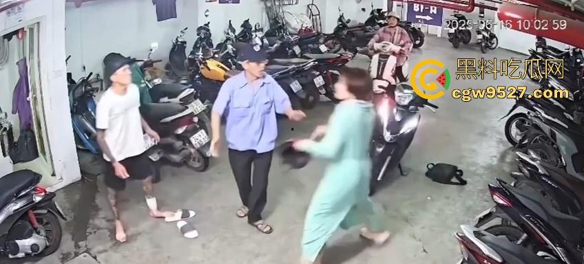 越南停车场一纹身男挑衅一女生，没想到的是女生是练MMA，纹身男被暴揍倒地不起，这哥们可真是踢到钢板了！  第2张