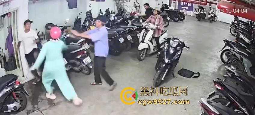 越南停车场一纹身男挑衅一女生，没想到的是女生是练MMA，纹身男被暴揍倒地不起，这哥们可真是踢到钢板了！  第3张