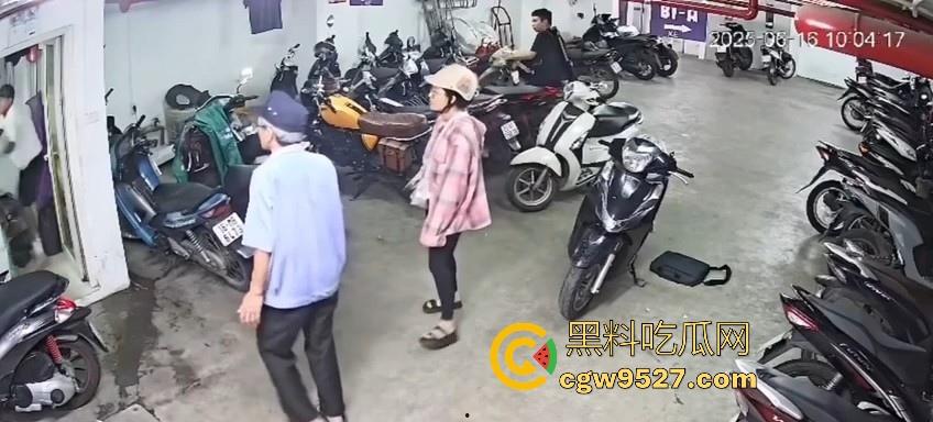 越南停车场一纹身男挑衅一女生，没想到的是女生是练MMA，纹身男被暴揍倒地不起，这哥们可真是踢到钢板了！  第5张