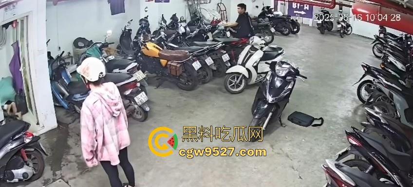 越南停车场一纹身男挑衅一女生，没想到的是女生是练MMA，纹身男被暴揍倒地不起，这哥们可真是踢到钢板了！  第6张