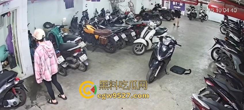 越南停车场一纹身男挑衅一女生，没想到的是女生是练MMA，纹身男被暴揍倒地不起，这哥们可真是踢到钢板了！  第7张