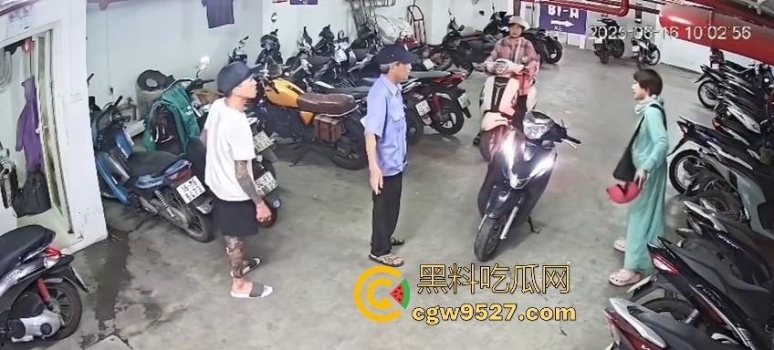 越南停车场一纹身男挑衅一女生，没想到的是女生是练MMA，纹身男被暴揍倒地不起，这哥们可真是踢到钢板了！  第8张