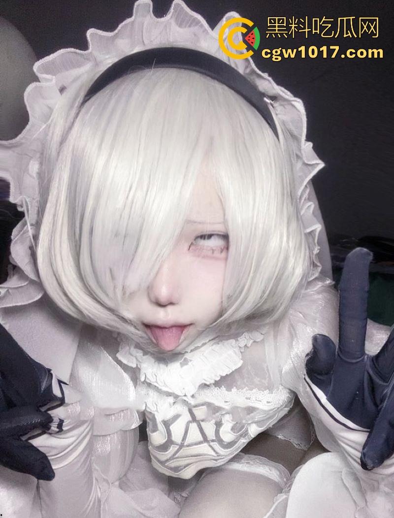 外网极品萝莉福利姬【凄】cos园丁蓝闺惊梦，极品白虎嫩逼插假鸡巴，反差到肾虚！  第2张