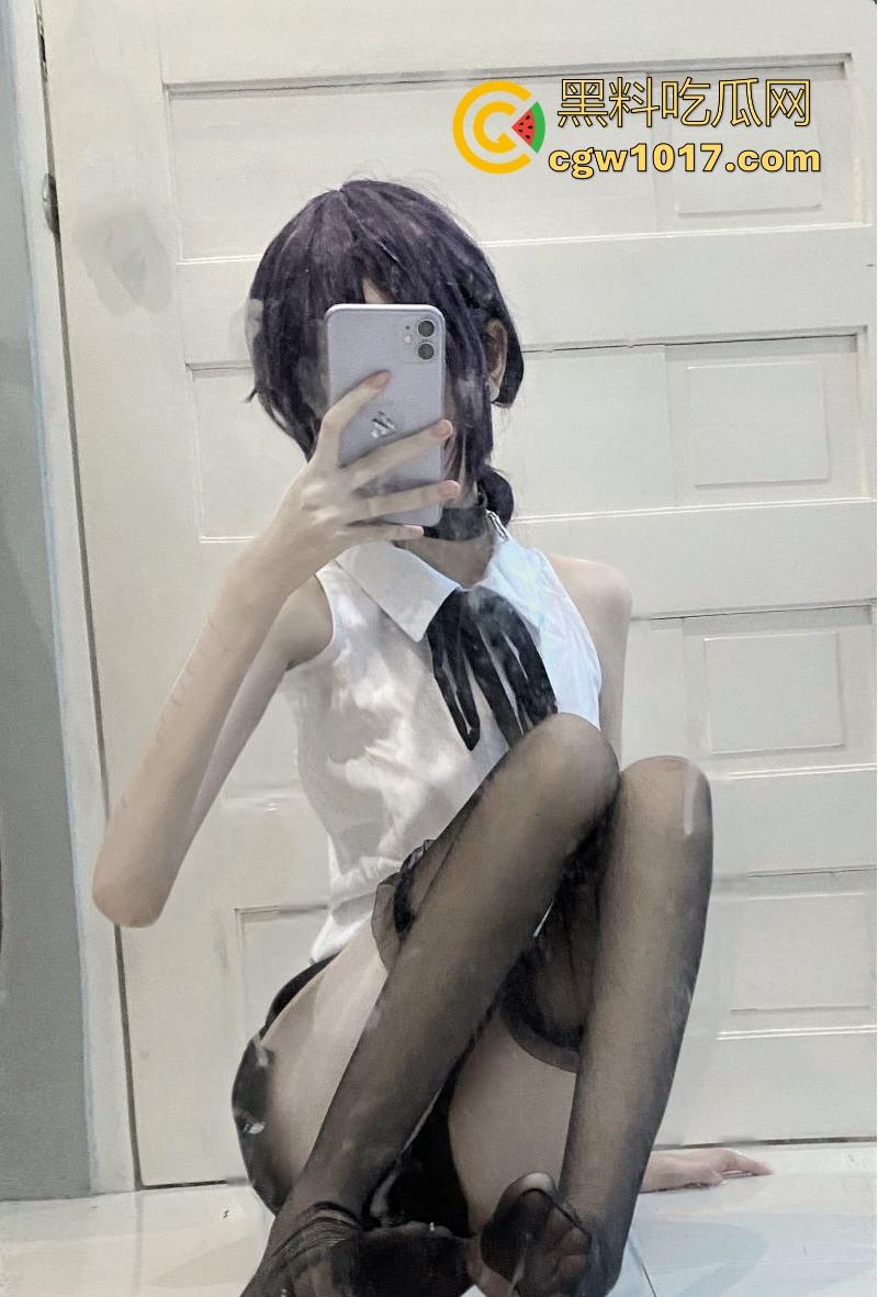 外网极品萝莉福利姬【凄】cos园丁蓝闺惊梦，极品白虎嫩逼插假鸡巴，反差到肾虚！  第3张