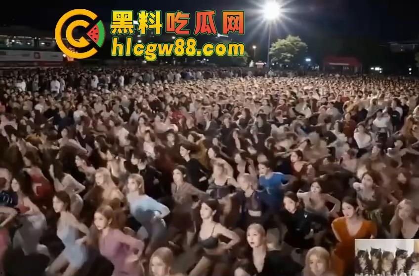 三亚百人美女广场舞阵仗惊人，身材火辣衣着清凉，这谁还敢说扰民？大爷们全程目不转睛，裤裆都鼓了！  第3张