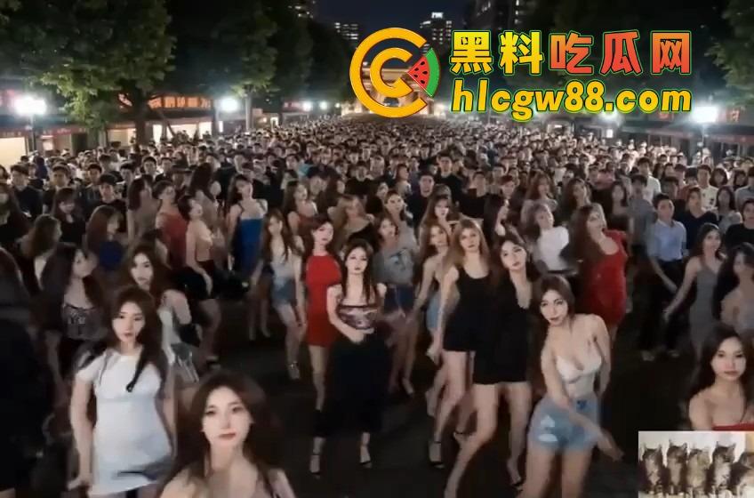 三亚百人美女广场舞阵仗惊人，身材火辣衣着清凉，这谁还敢说扰民？大爷们全程目不转睛，裤裆都鼓了！  第5张